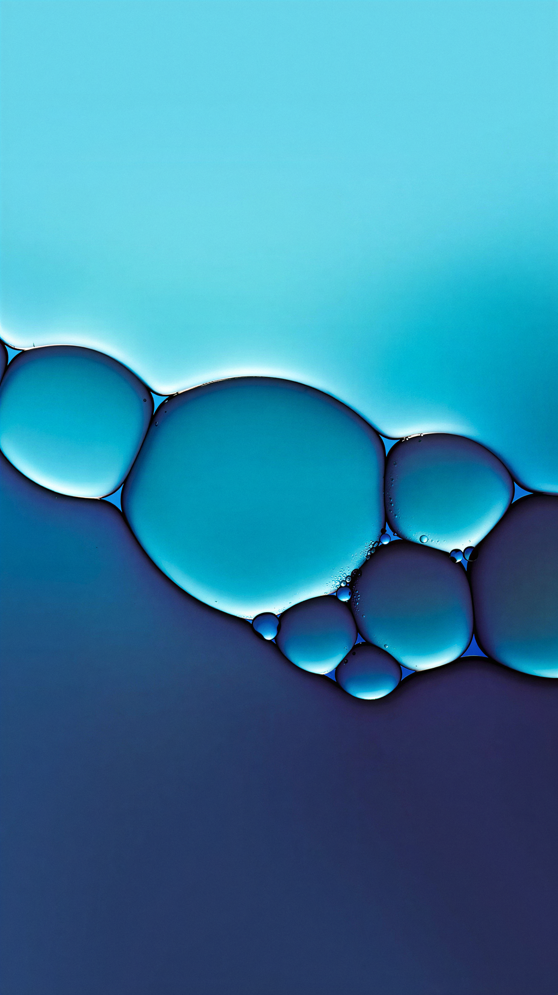 Burbujas de agua en primer plano, en azul: electrolitos e hidratación