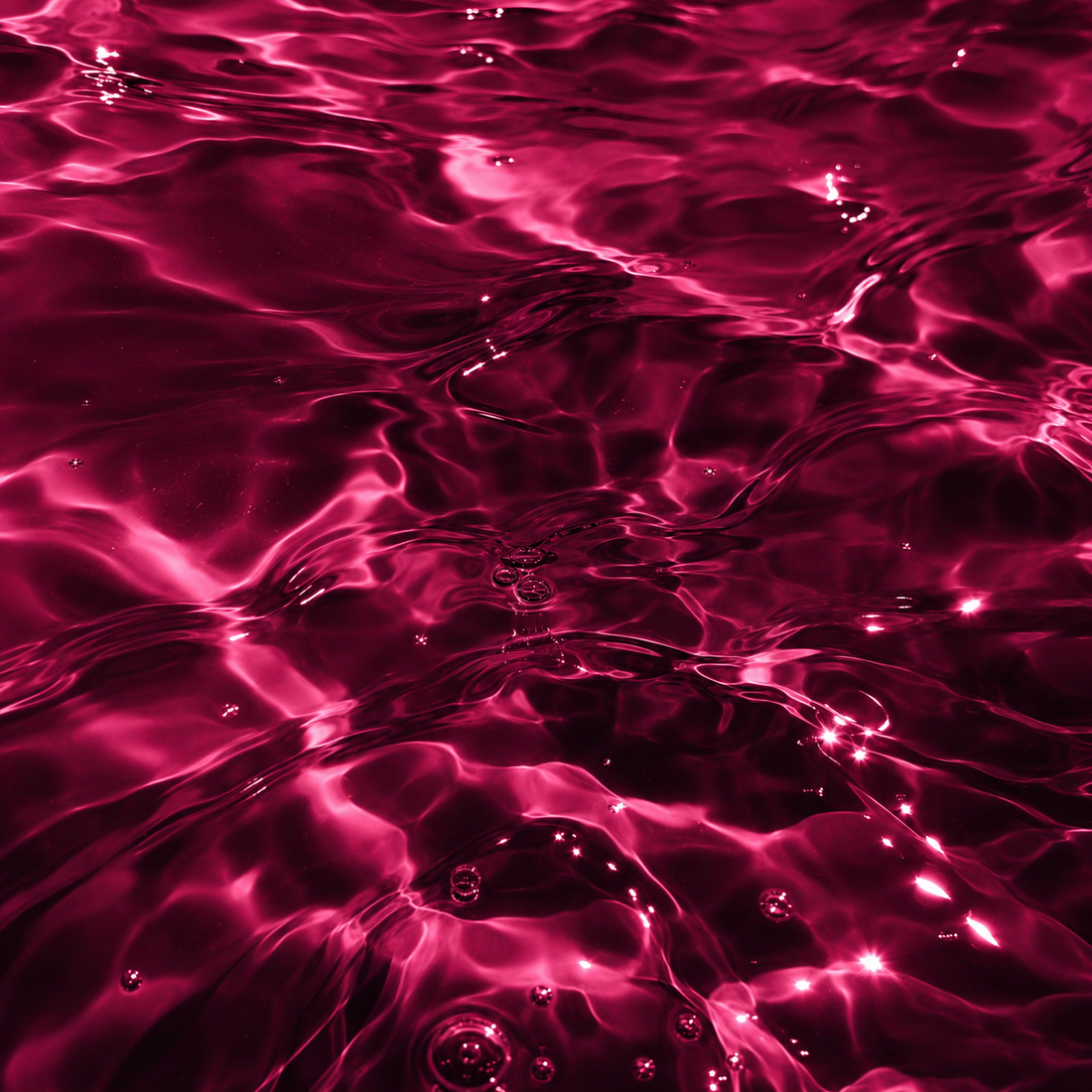 Agua de color rosa en movimiento, en primer plano